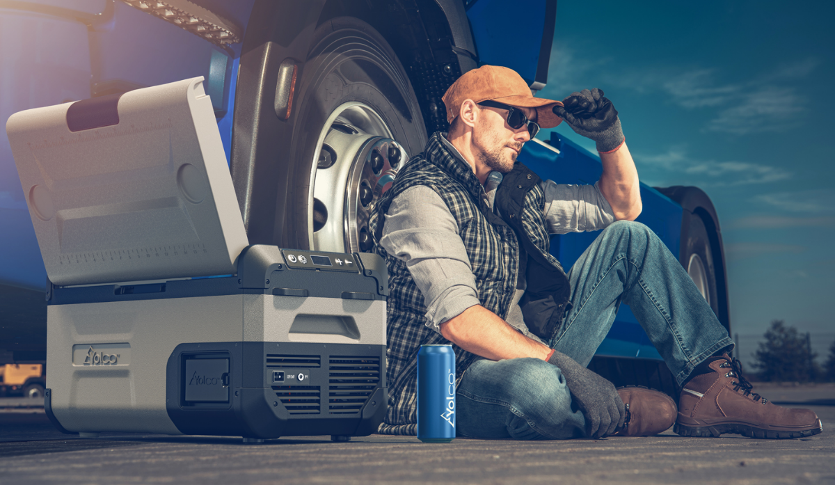 Mann in einer LKW-Kabine