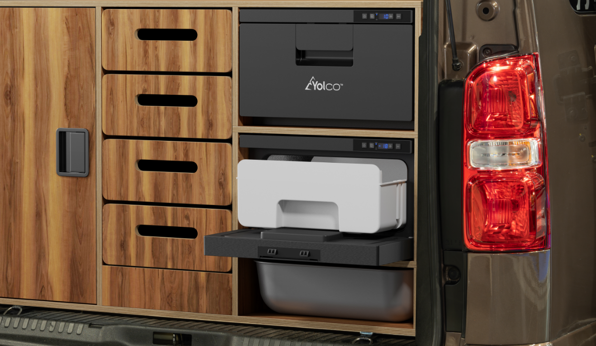 Mann in einer LKW-Kabine