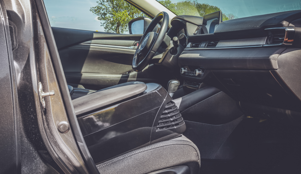 Mann in einer LKW-Kabine