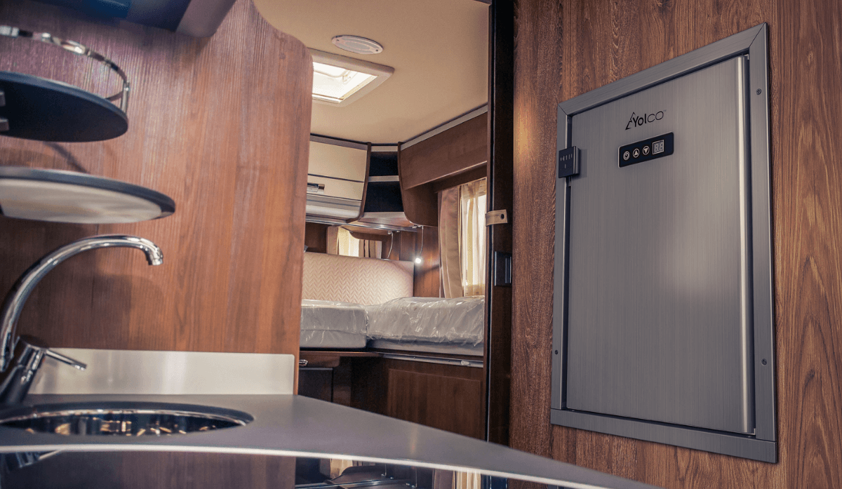 Mann in einer LKW-Kabine