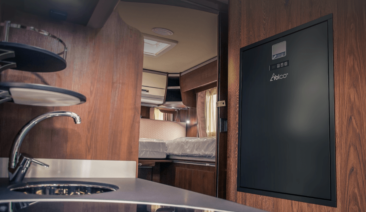 Mann in einer LKW-Kabine