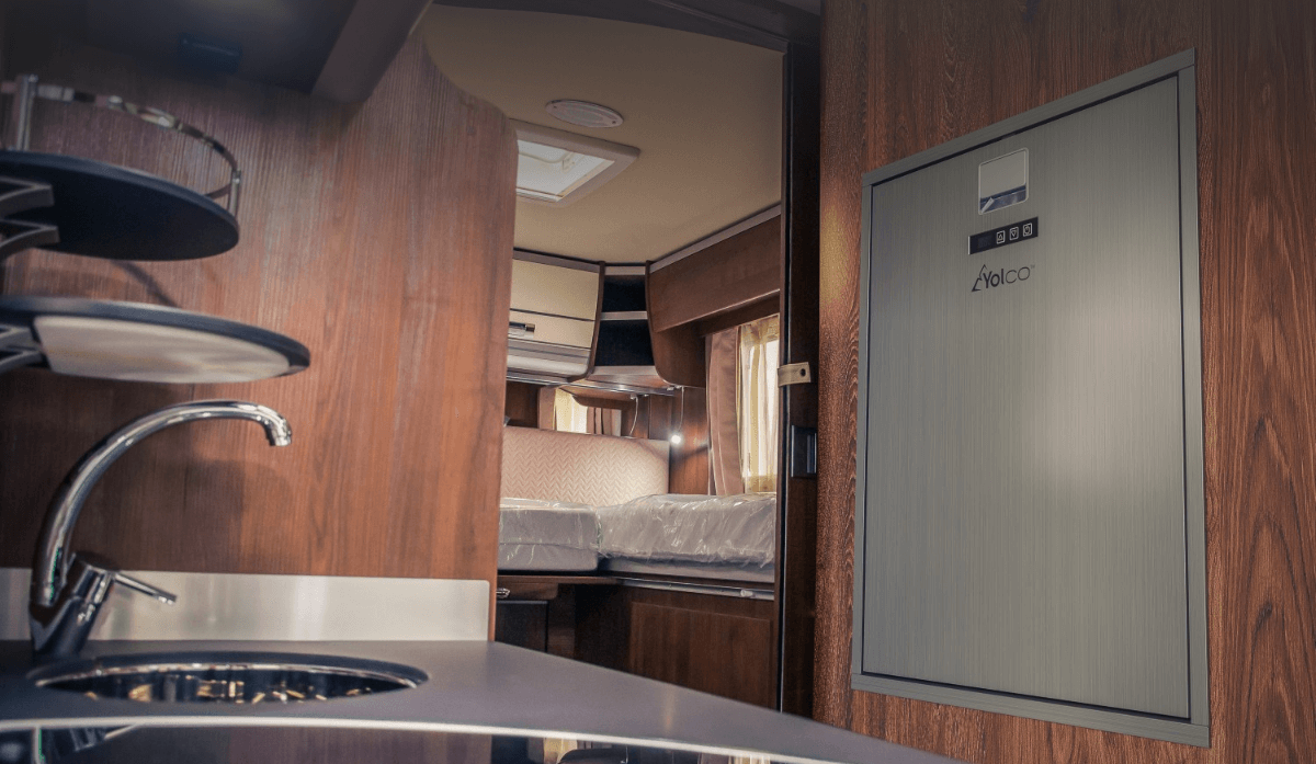 Mann in einer LKW-Kabine