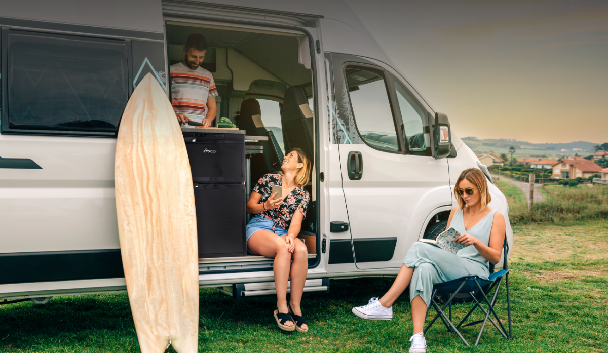 Mann in einer LKW-Kabine